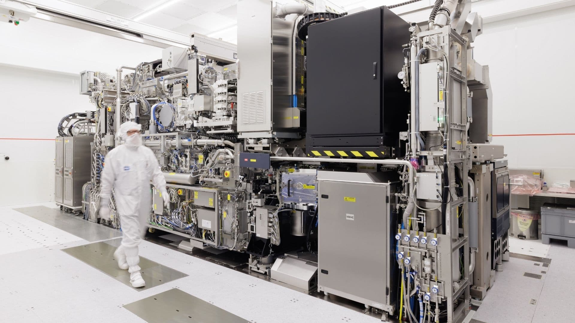 MIT researchers achieve photonic chip breakthrough enabling petabit-speed data transmission